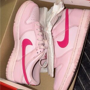 Nike Dunks Triple Pink size GS 4.5